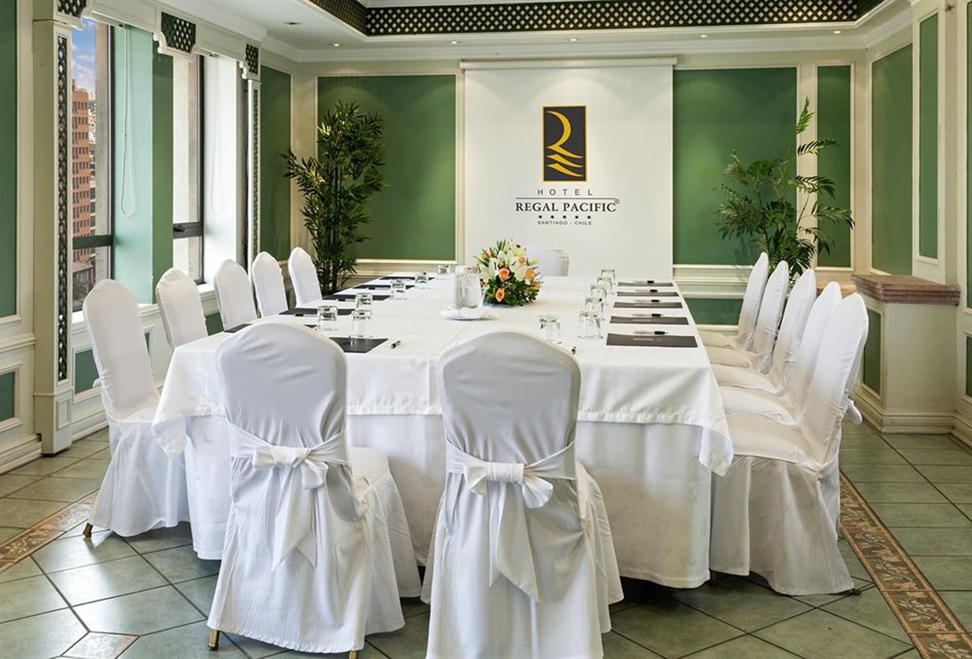 Hotel Regal Pacific Сантяго Екстериор снимка A meeting room at the Royal Pacific Hotel