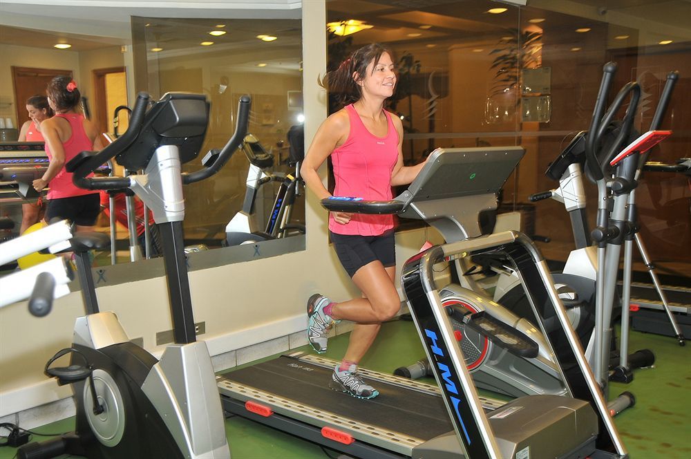 Hotel Regal Pacific Сантяго Екстериор снимка A woman on a treadmill
